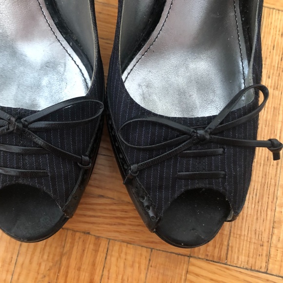 Marc Fisher Peep Toe Navy & Black Pumps (Size 9) - Picture 6 of 6